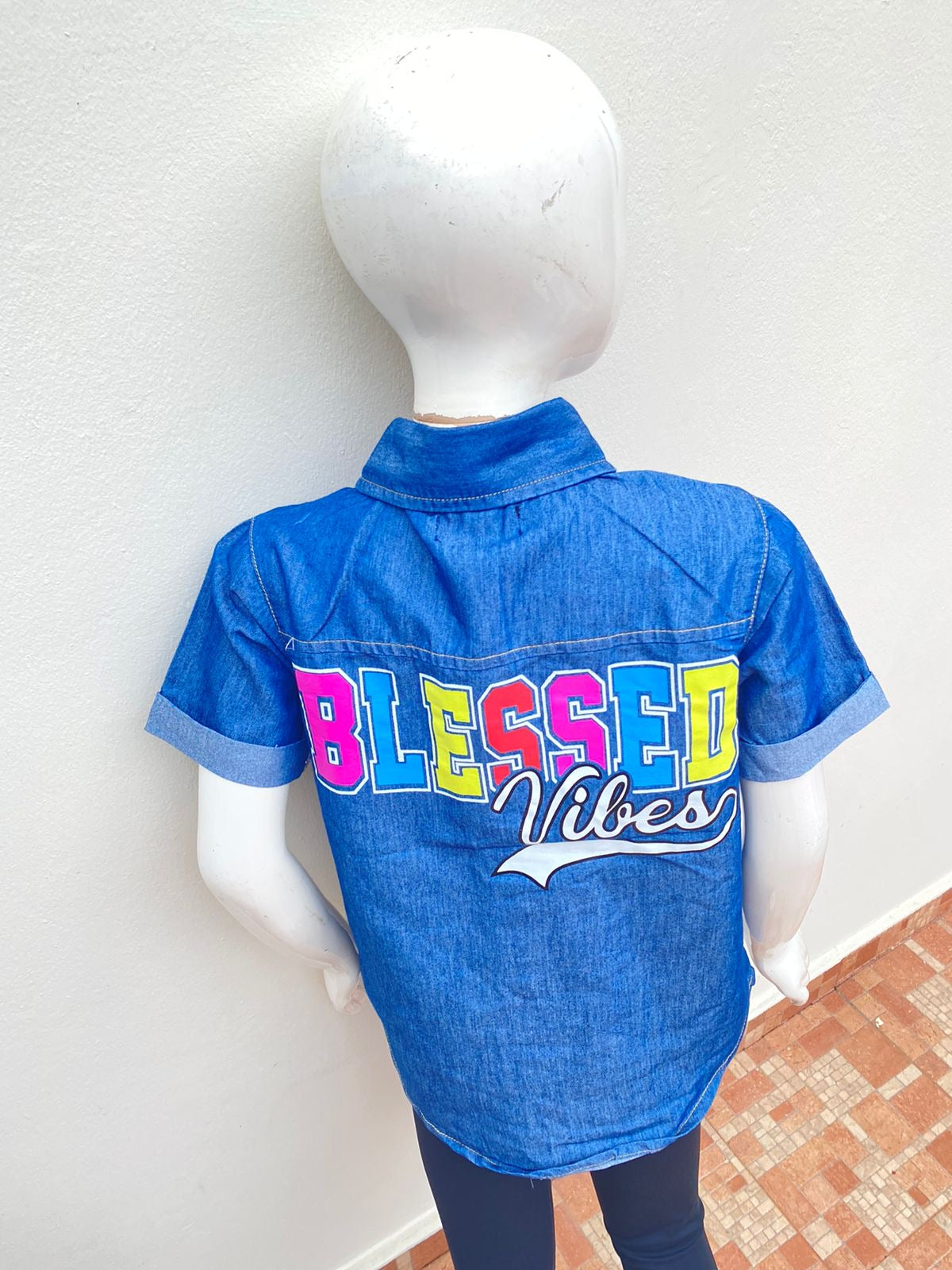Camisa GIRLS original Jean con letras BLESSED VIBES ( vibras benditas ) en colores rosado,azul, amarillo y rojo.