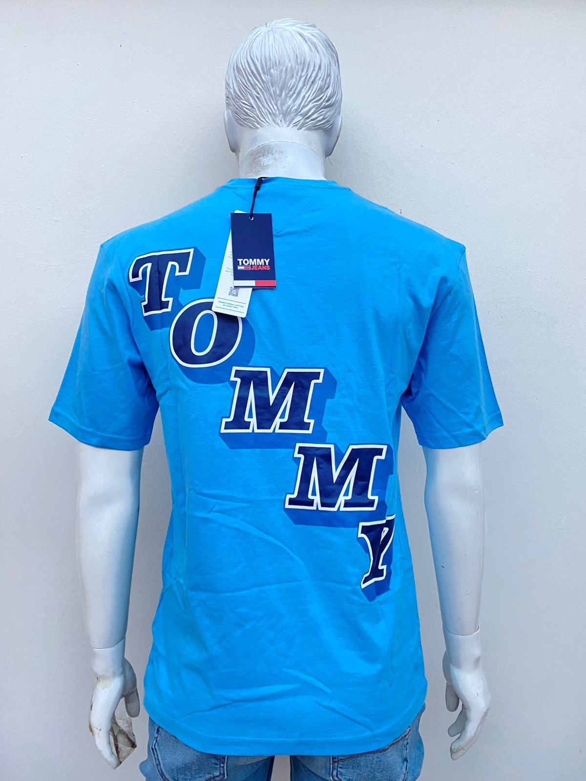 T-shirt Tommy Hilfiger original azul claro con letras a TOMMY atrás.