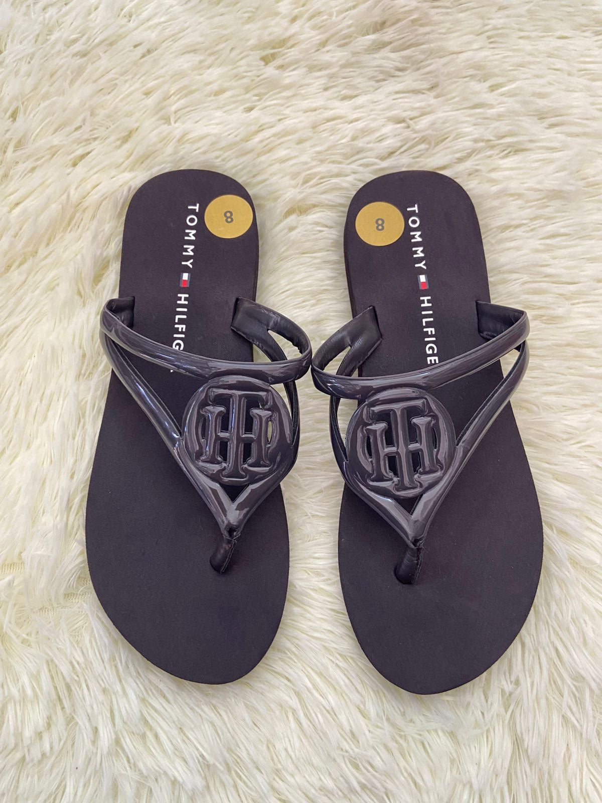 Sandalias TOMMY HILFIGER Original, negra con TH en frente.