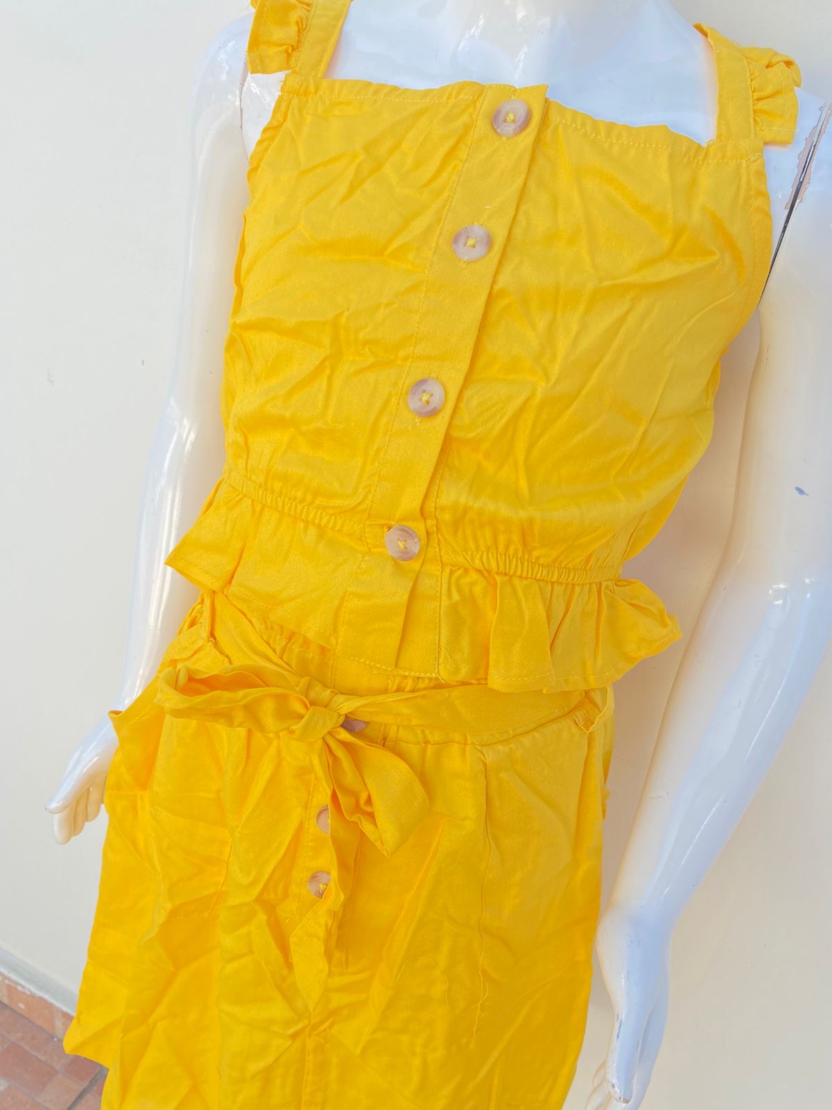 Conjunto  New Look Original, falda y top en color amarillo mostaza.