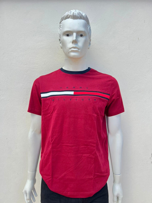 T-Shirt Tommy Hilfiger Original, En color rojo vino con bandera de la marca en frente