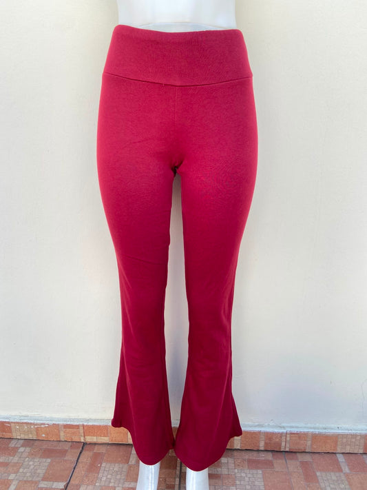 Pantalon/Legging en color rojo vino estilo campana y pretina alta.