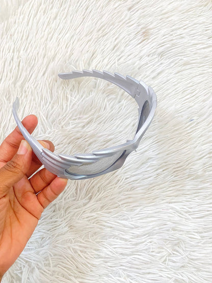 Lentes diseñados con protección UV 100-400 para proteger tu visión. Plateado con micas gris.