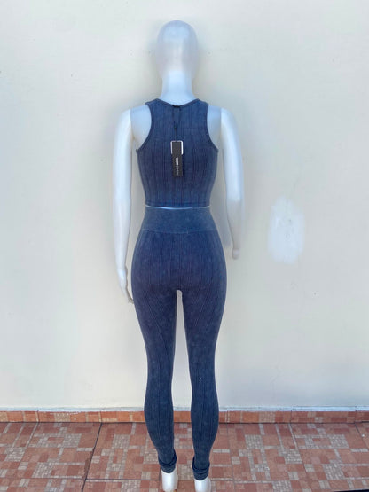 Conjunto Legging y top en color azul marino con tejido de líneas verticales y legging con pretina alta.