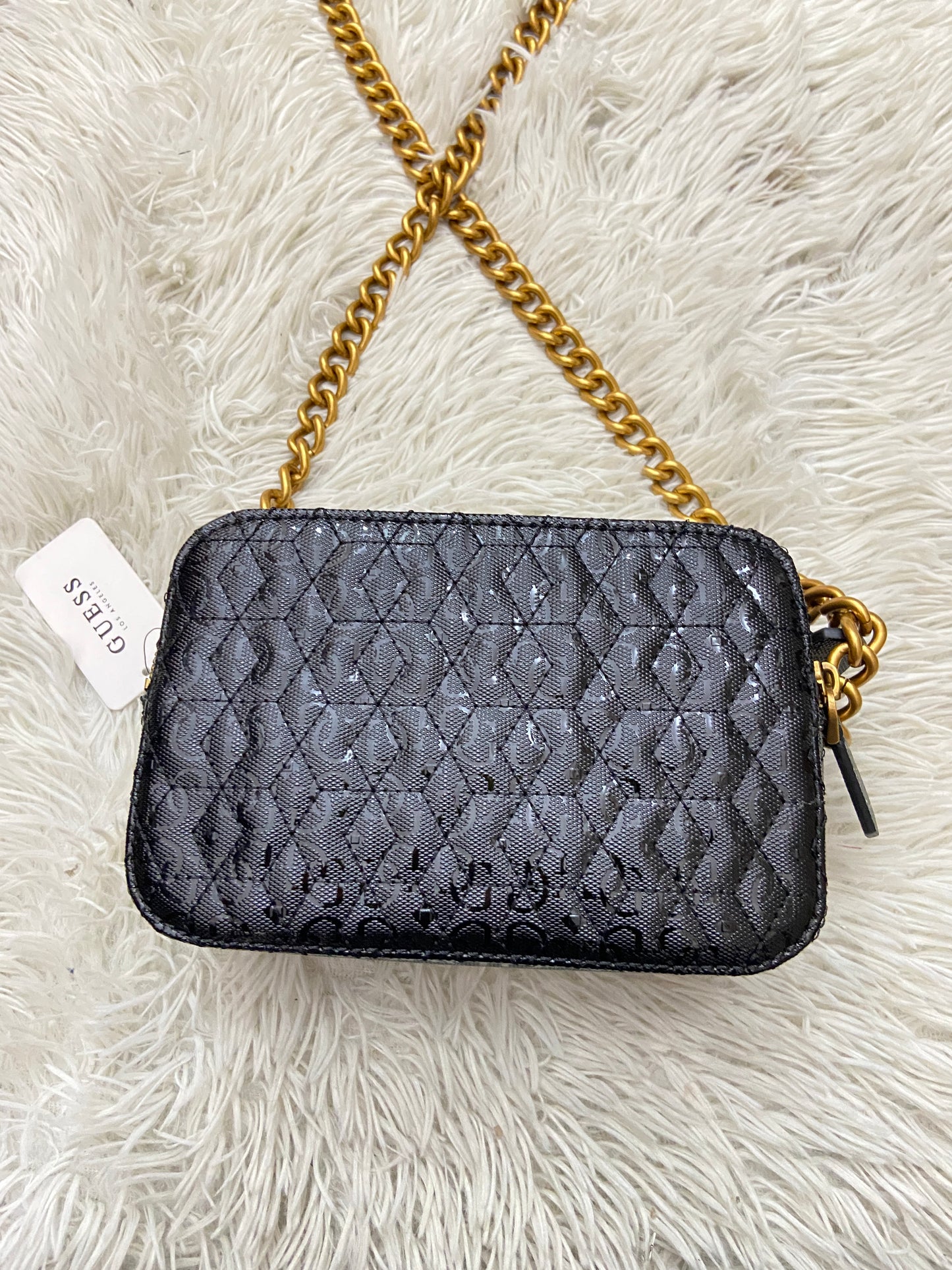 Cartera Guess original negra con  cadena y placa Guess en dorado.