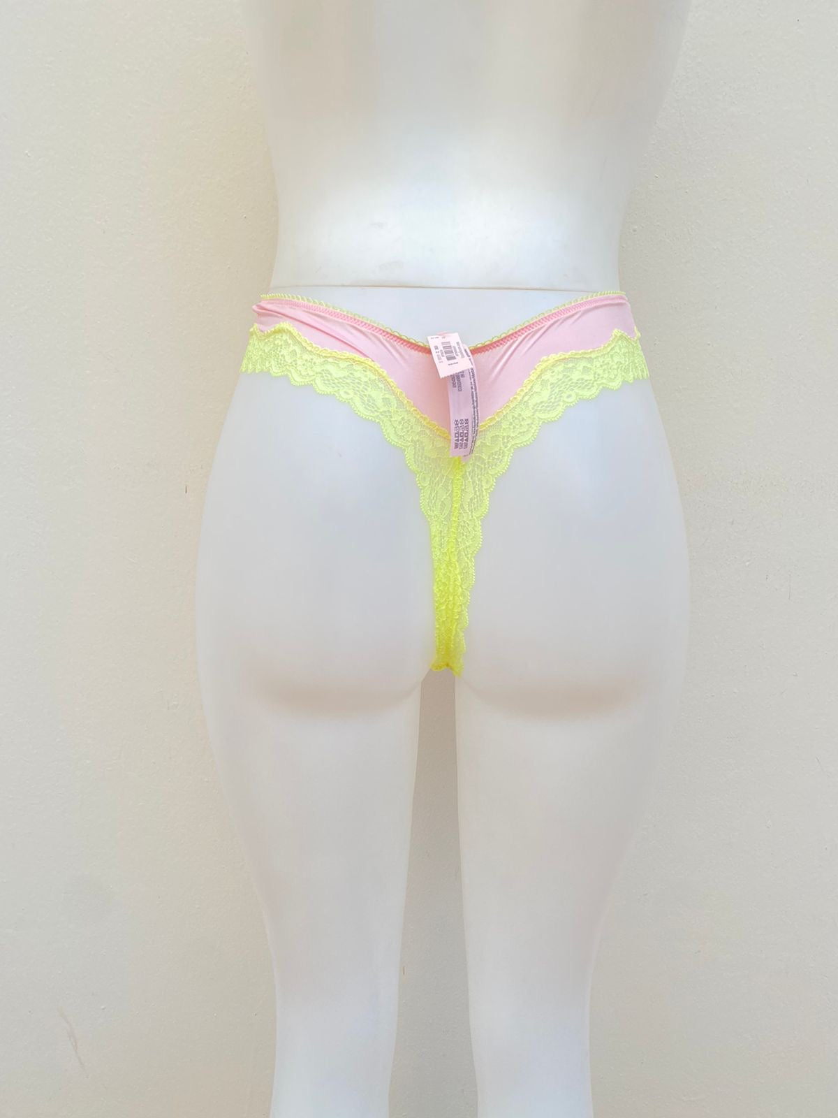 Panti Victoria’s Secret original rosado con encaje en amarillo.