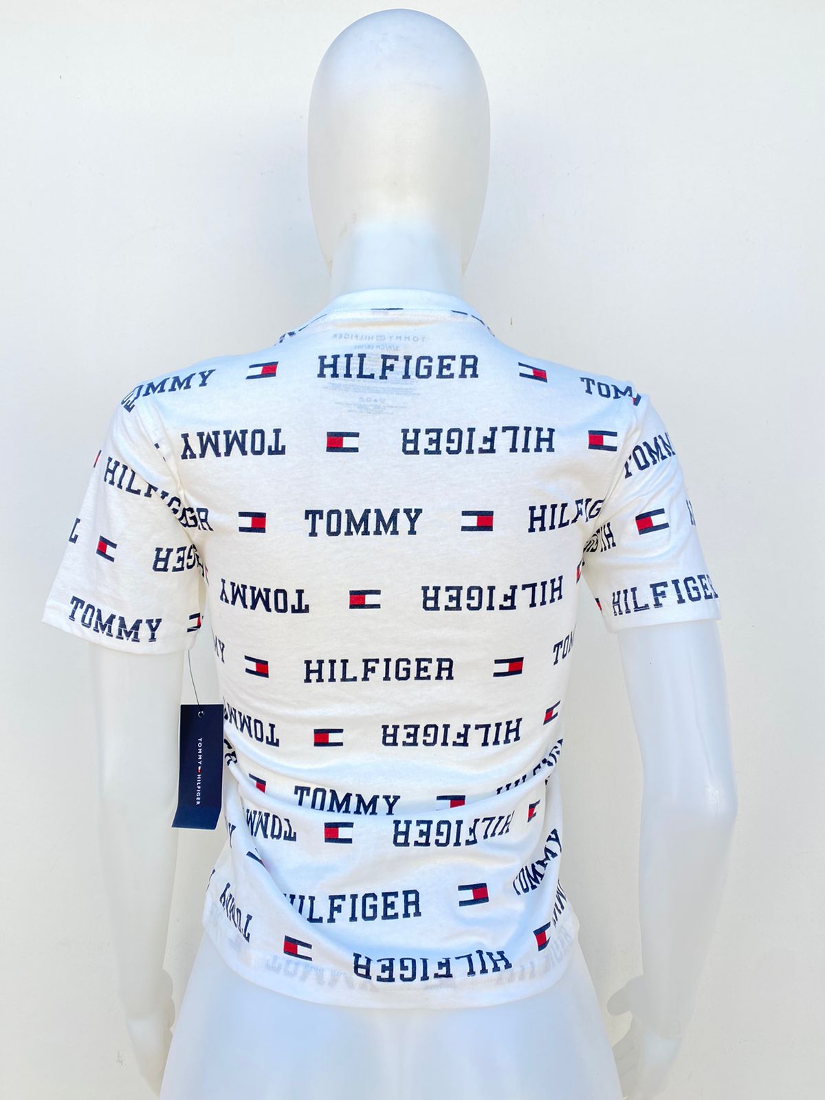 T-shirt Tommy Hilfiger original, blanco con estampado de la marca TOMMY en azul.