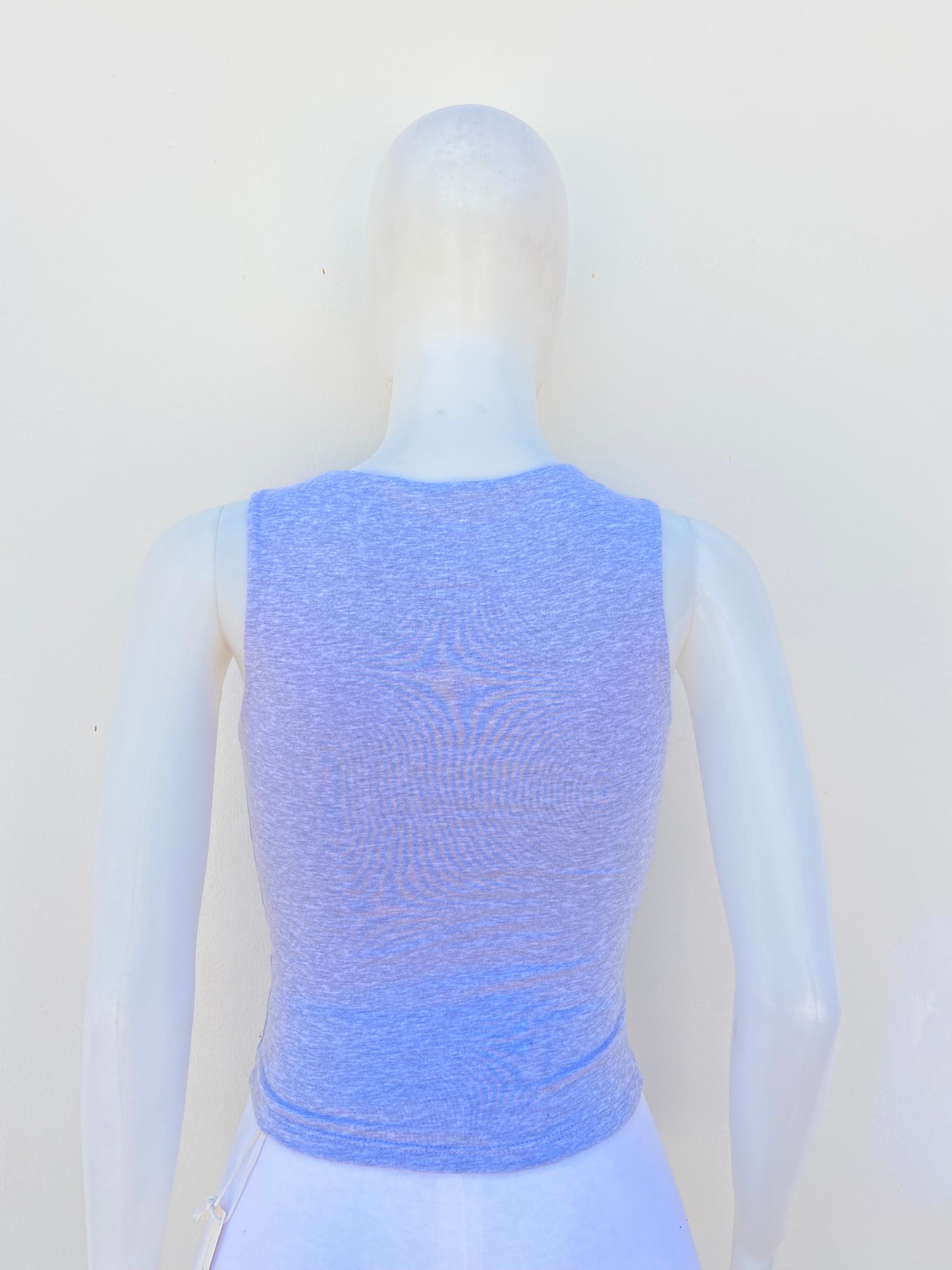 Top en color gris liso sin mangas.