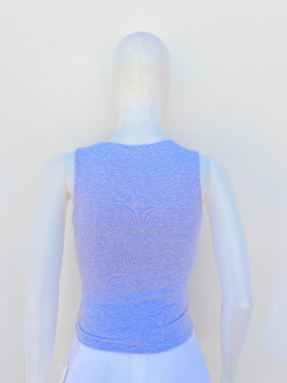 Top en color gris liso sin mangas.