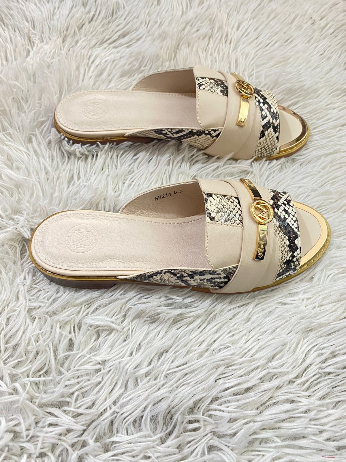 Sandalias MIAK COLLECTION original crema con animal print y detalles dorados.