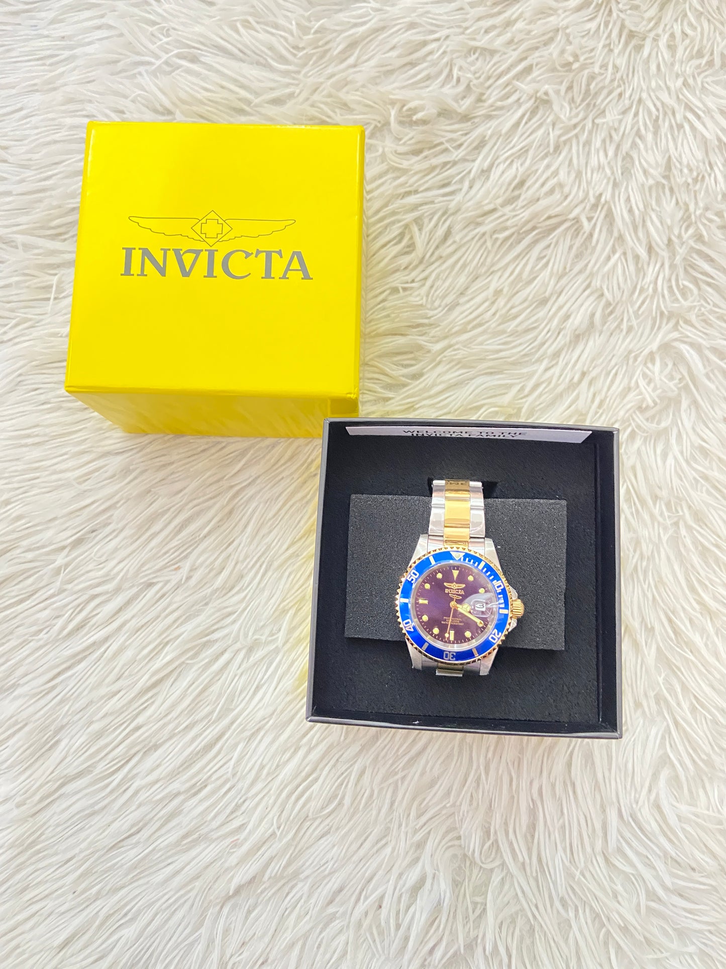 Reloj INVICTA original plateado con dorado y detalles en color azul rey.