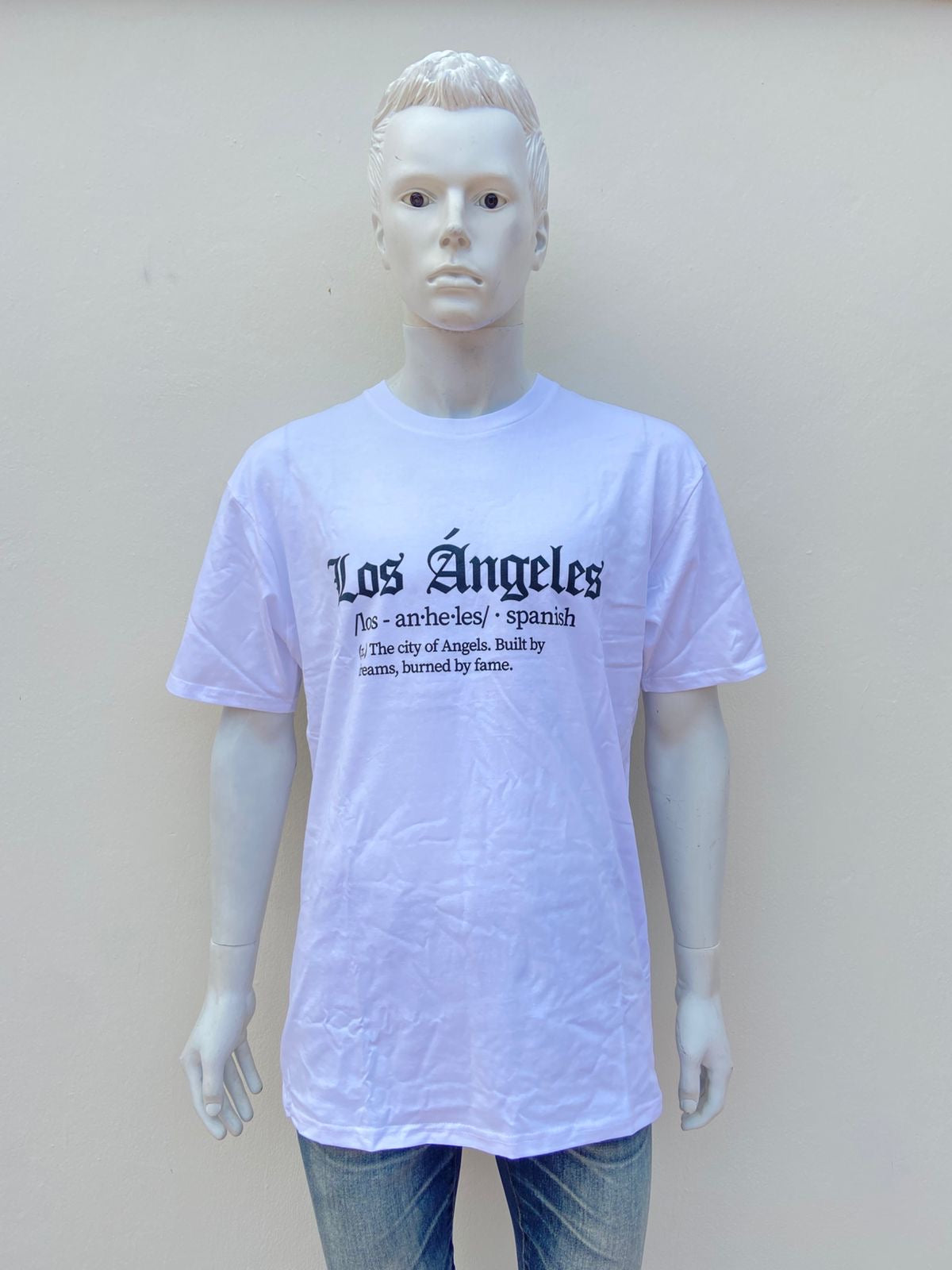 T-shirt blanco con letras grande al frente en color negro LOS ANGELES y mas letras pequeñas