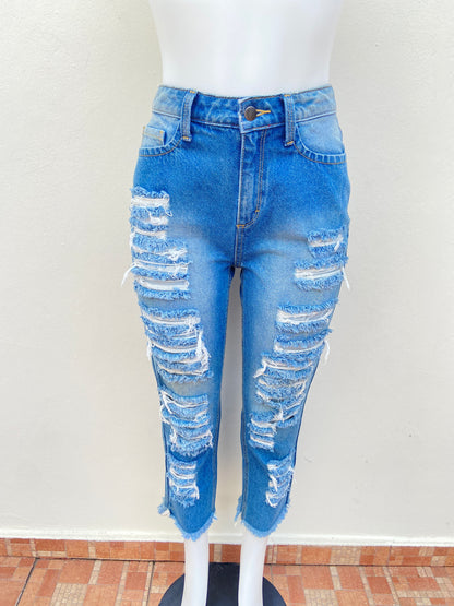 Pantalón jeans color azul con rasgados