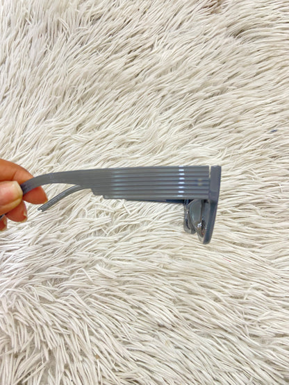 Lentes, diseñados con protección UV 100-400 para proteger tu visión. Gris oscuro, cuadrado con micas negras.