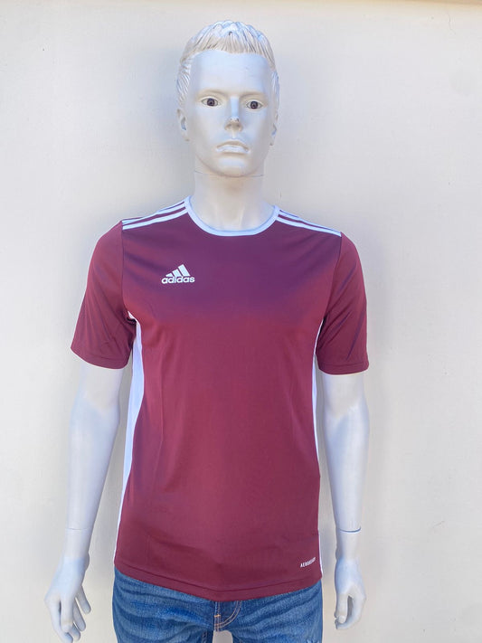 T-shirt Adidas original, rojo vino con rayas en color blanco al lado y letras pequeñas de la marca.