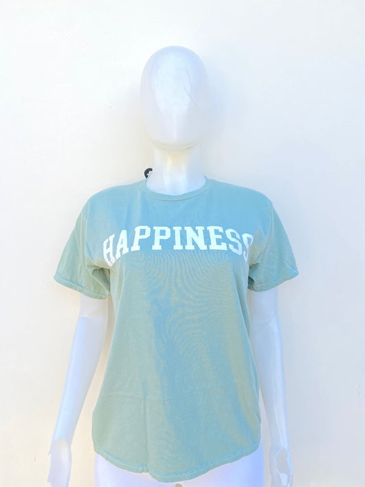 T-shirt, color verde pistacho (sage) con letras HAPPINESS ( felicidad ) en blanco.