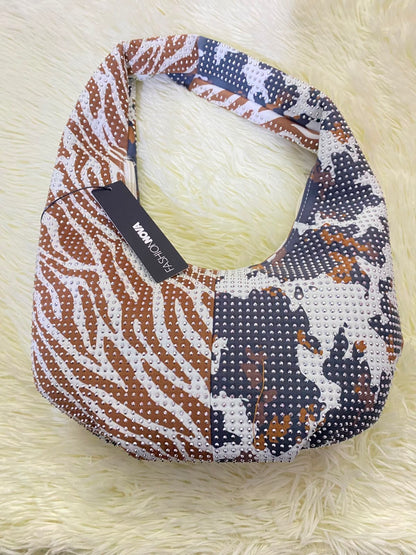 Cartera, color blanco con marron y estampado de animal print y detalles de piedras.
