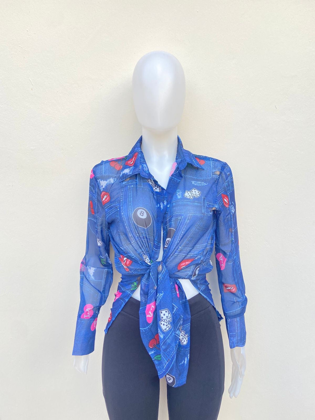 Camisa, azul con estampado de jean, bolos, dados, palmeras y mas, tela transparente