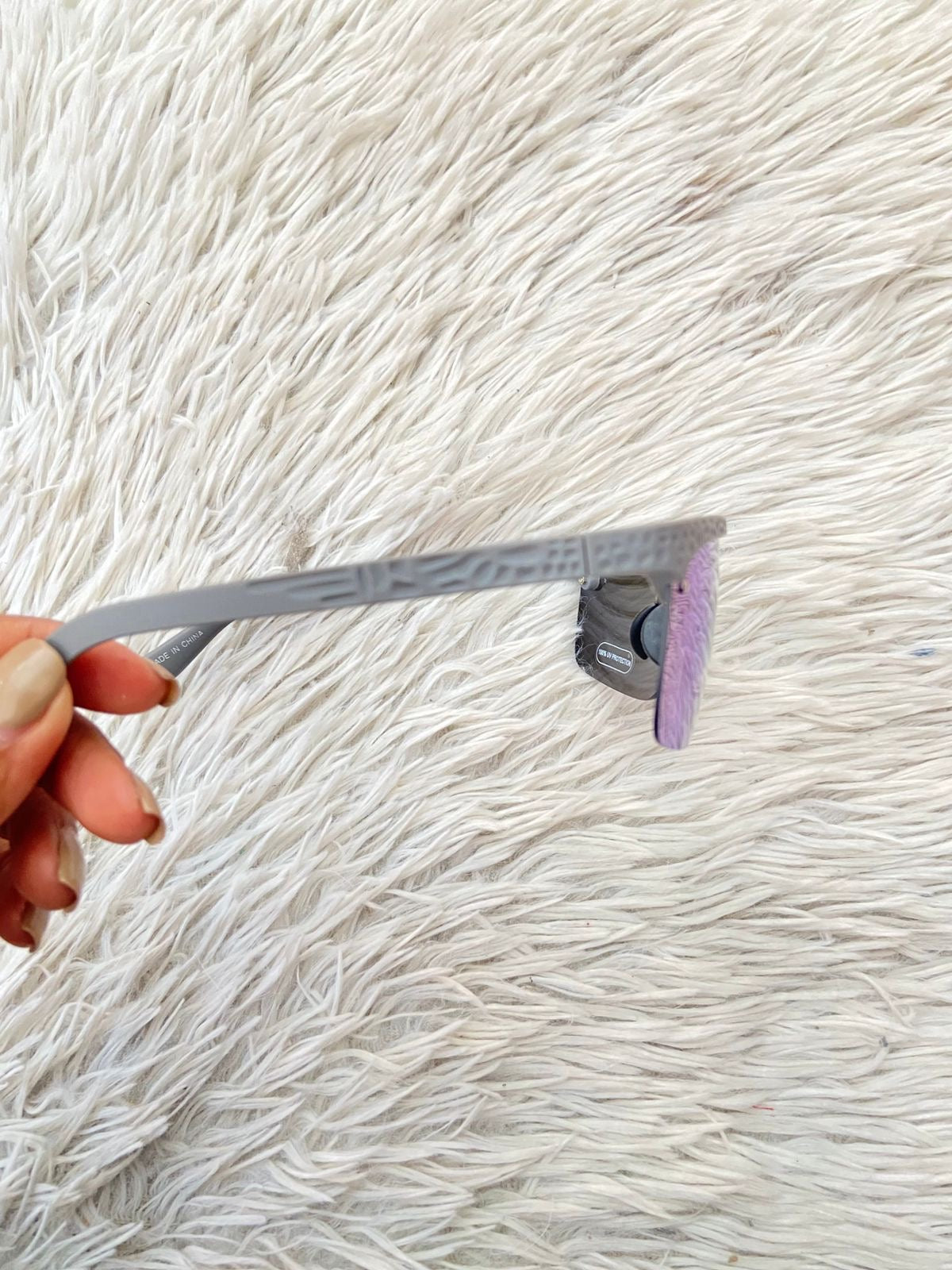 Lentes, diseñados con protección UV 100-400 para proteger tu visión. Azul con montura en gris y micas que cambian de color.