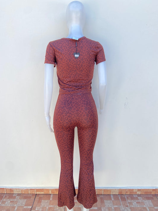 Conjunto, en color marron con estampado de animal print, legging estilo campana.