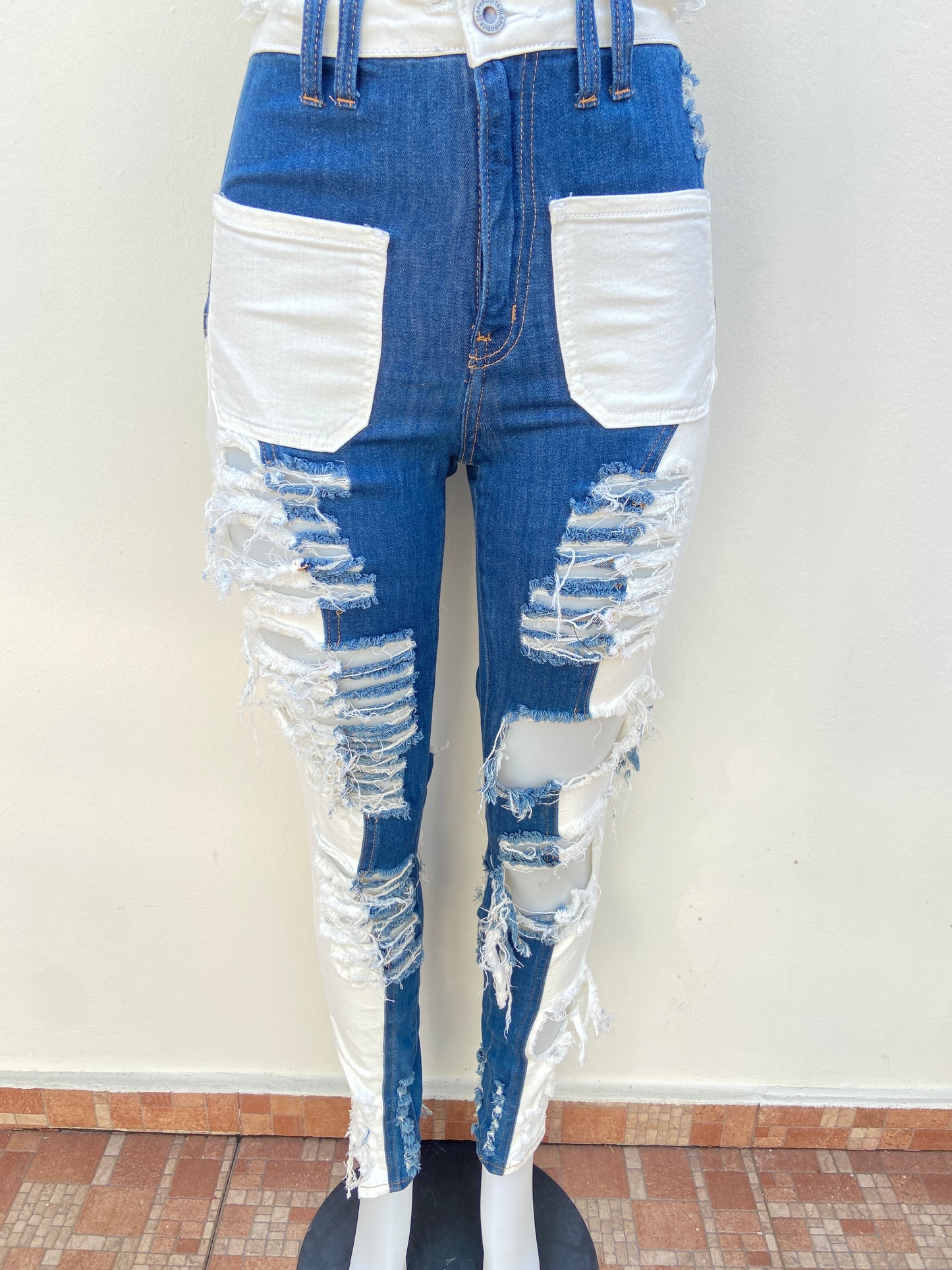 Pantalon Jean Fashion Nova original azul marino y blanco con rasgados y bolsillos en color blanco.