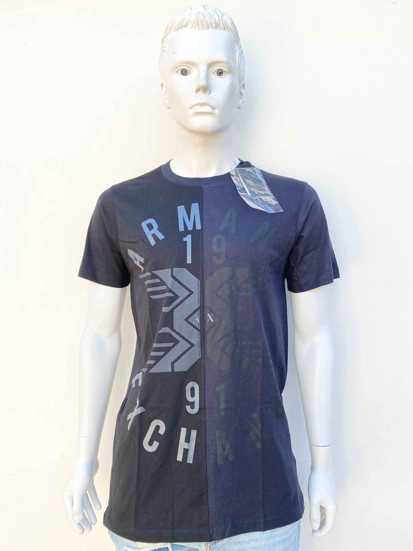 T-shirt Armani Exchange original, negro y azul oscuro, con letras de la marca.