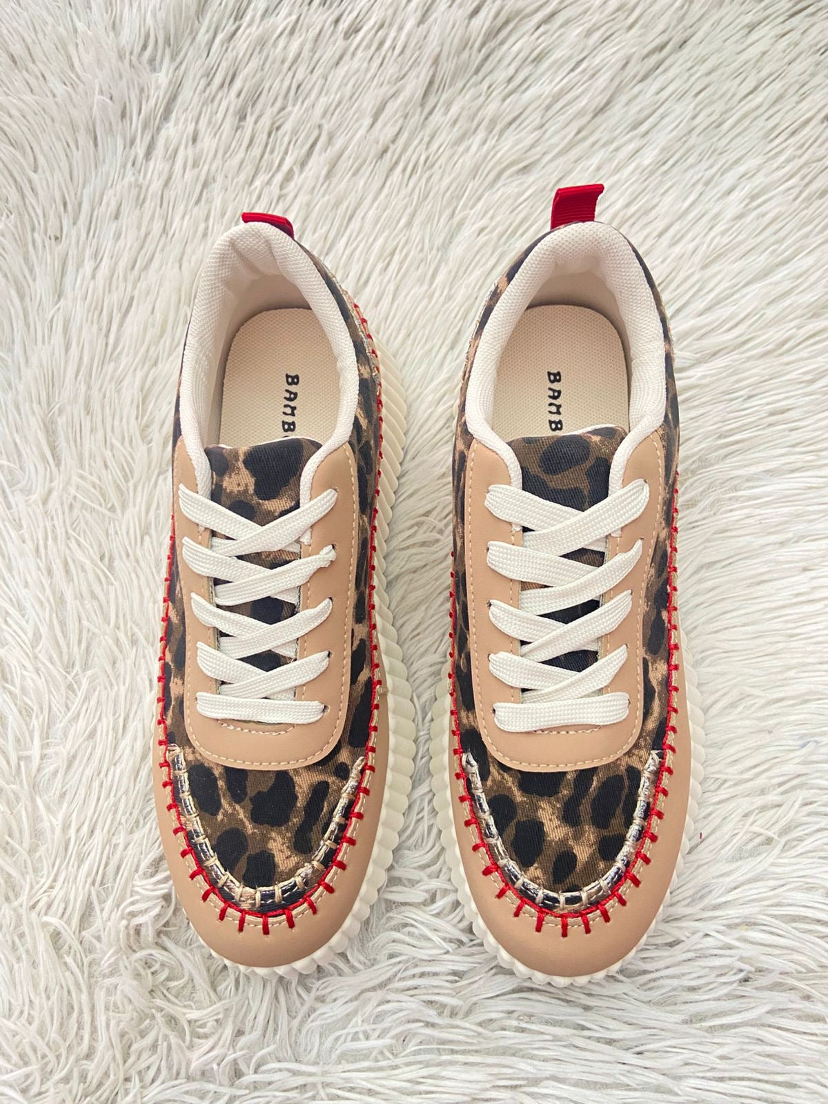 Tenis BAMBOO original crema con estampado de animal print y rojo en plataforma.