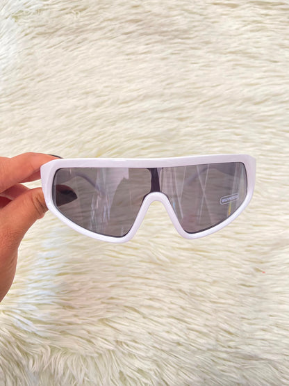 Lentes, con montura blanca y micas en color negro claro, con protección UV 100%.