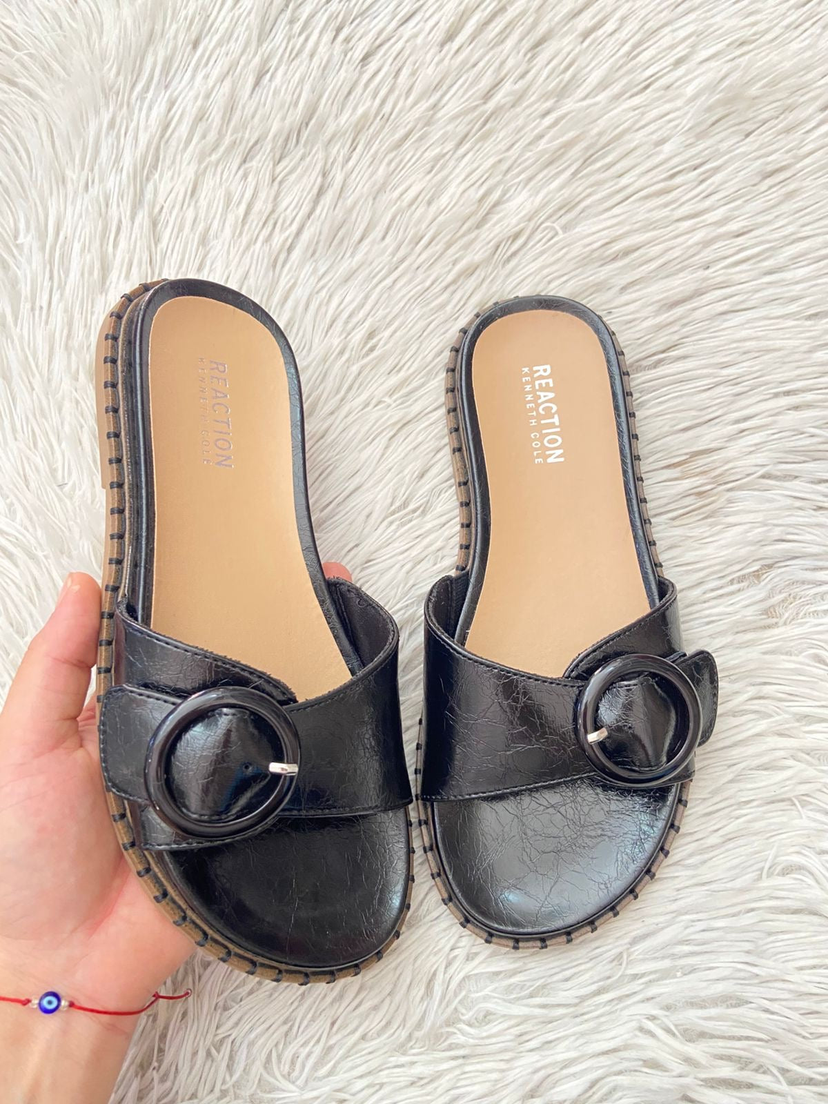 Sandalias KENNETH COLE REACTION Original,  en color negra con fondo beige y detalle de evilla circular al frente