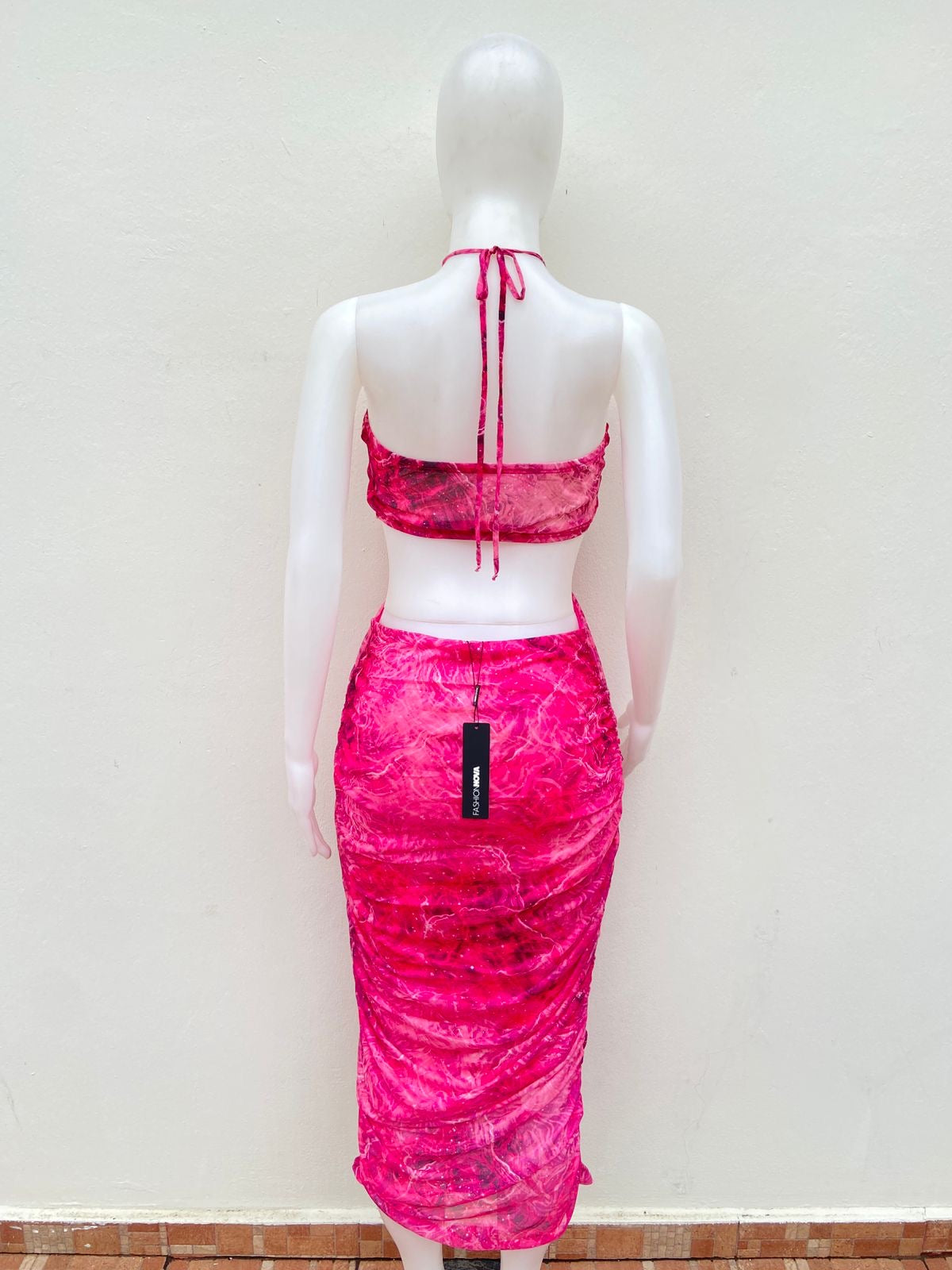 Vestido Fashion Nova Original, rosado con rosa en frente y lazo ajustable.