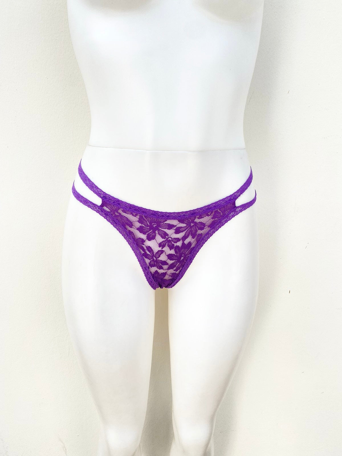 Panti PINK Original, en color Morado con encaje y tiros al lado.