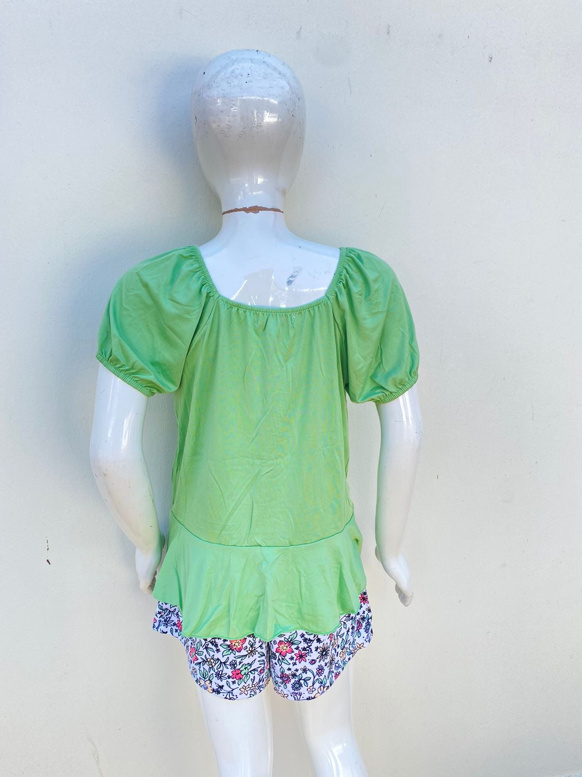 Conjunto POOF GIRL original, blusa verde y short blanco con flores y lazo verde.