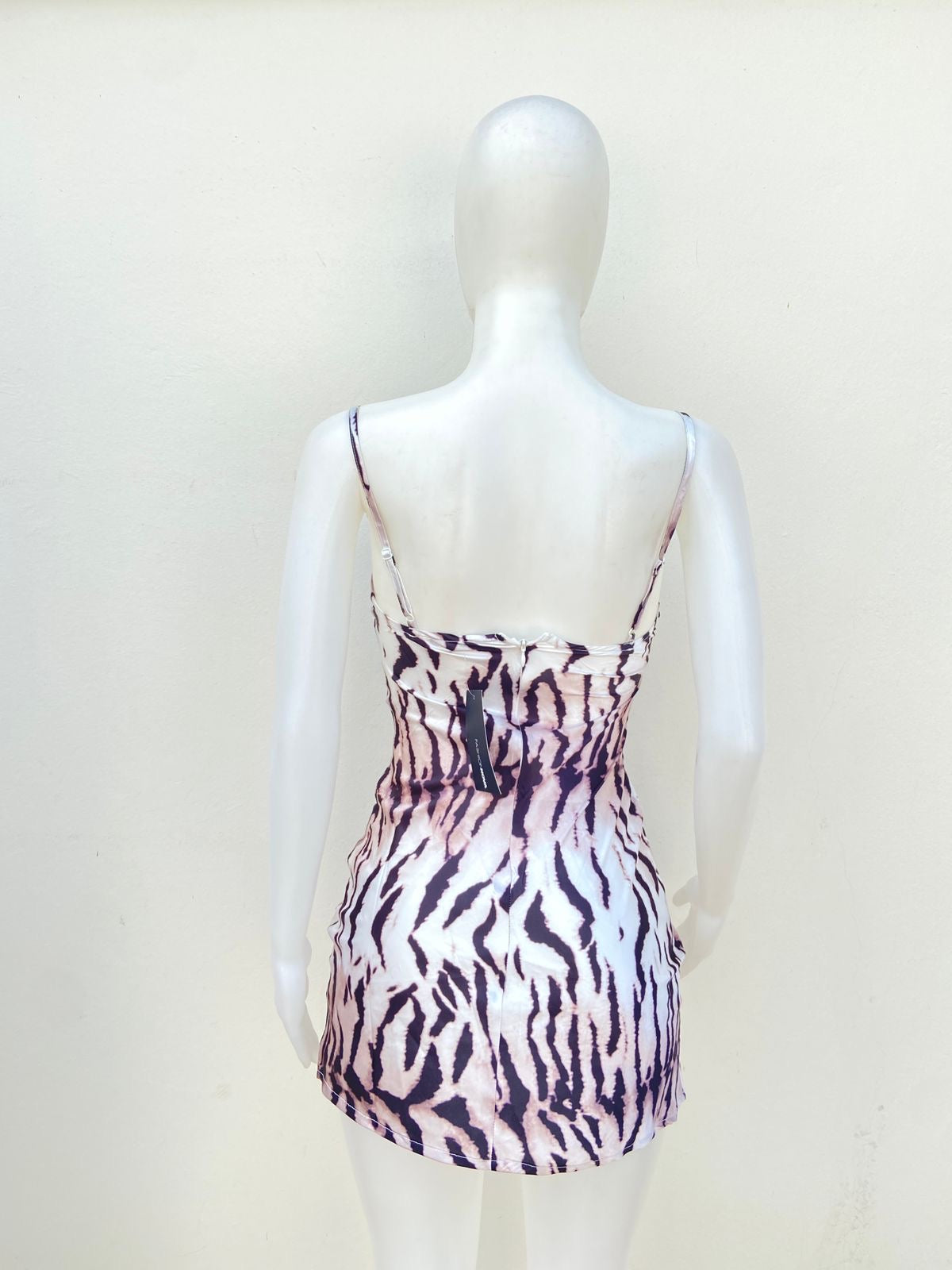 Vestido, blanco con estampado de animal print ( zebra ).