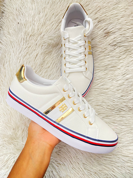 Tenis Tommy Hilfiger original blanco con suela blanca y placa TH en dorado.