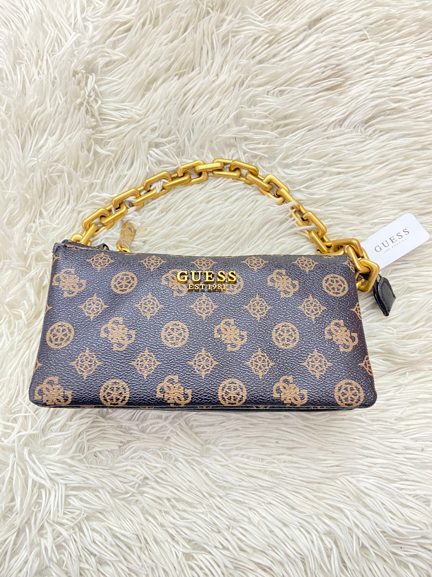 Cartera Guess original marrón oscuro con cadena dora y correa adicional.