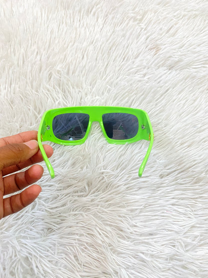 Lentes diseñados con protección UV 100-400 para proteger tu visión. Verde con micas negras y orificio en dorado.