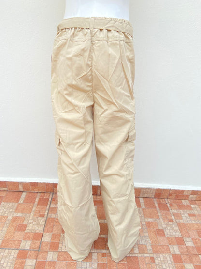 Pantalon Chillipop Original en color crema con lazo ajustable bolsillos con botones y ancho abajo.