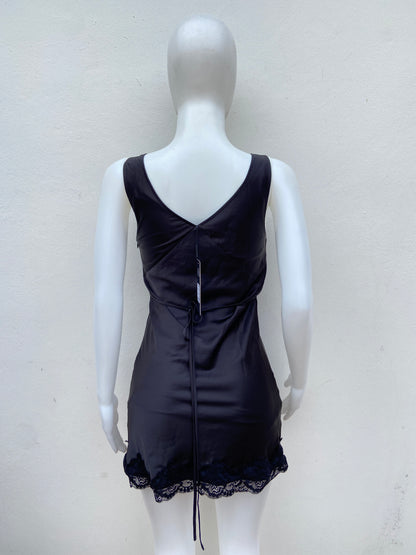 Vestido negro, escote en V y encaje en la parte inferior.