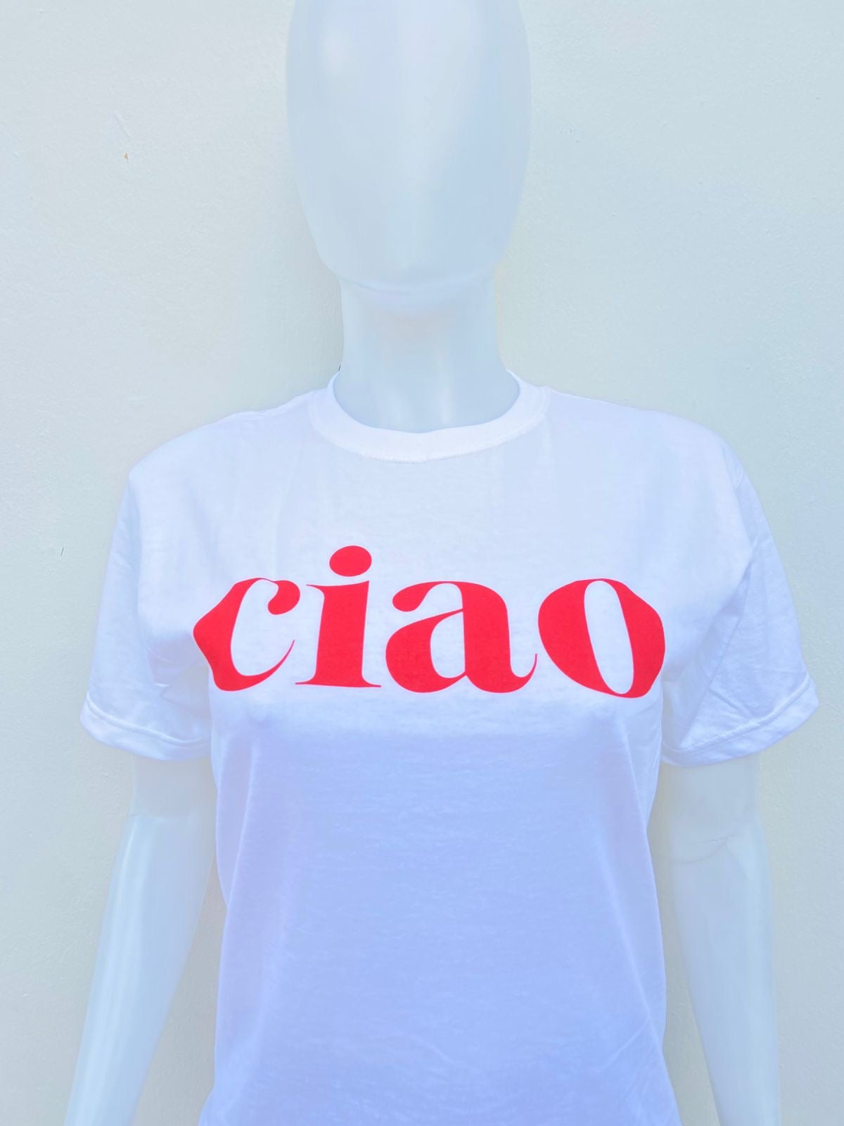 T-shirt blanco con letra en color roja al frente CIAO