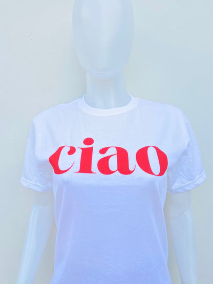 T-shirt blanco con letra en color roja al frente CIAO