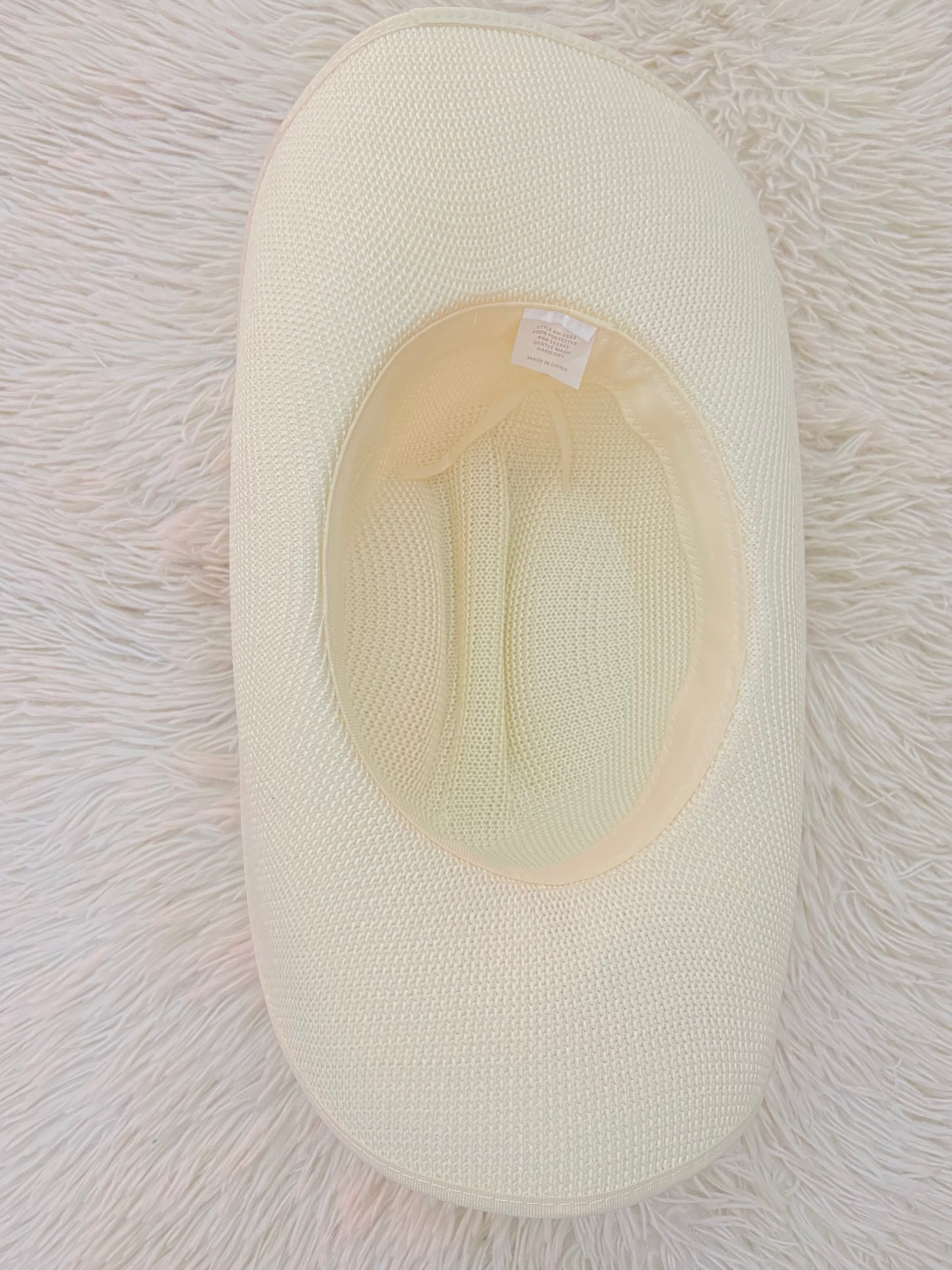 Gorro/ Sombrero, crema estilo tejido liso.