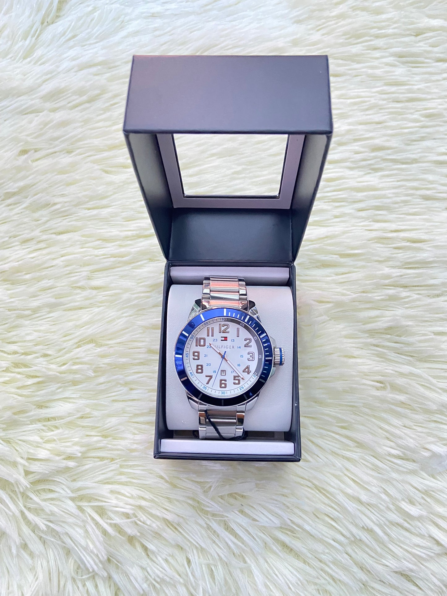 Reloj TOMMY HILFIGER original, cara 46mm plateado con fondo en color  blanco con azul y manecillas en color blanco.