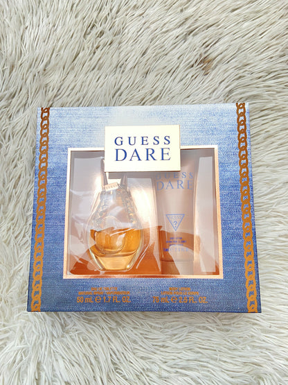 Set GUESS DARE original dorado con azul y cadena, de perfume y crema.