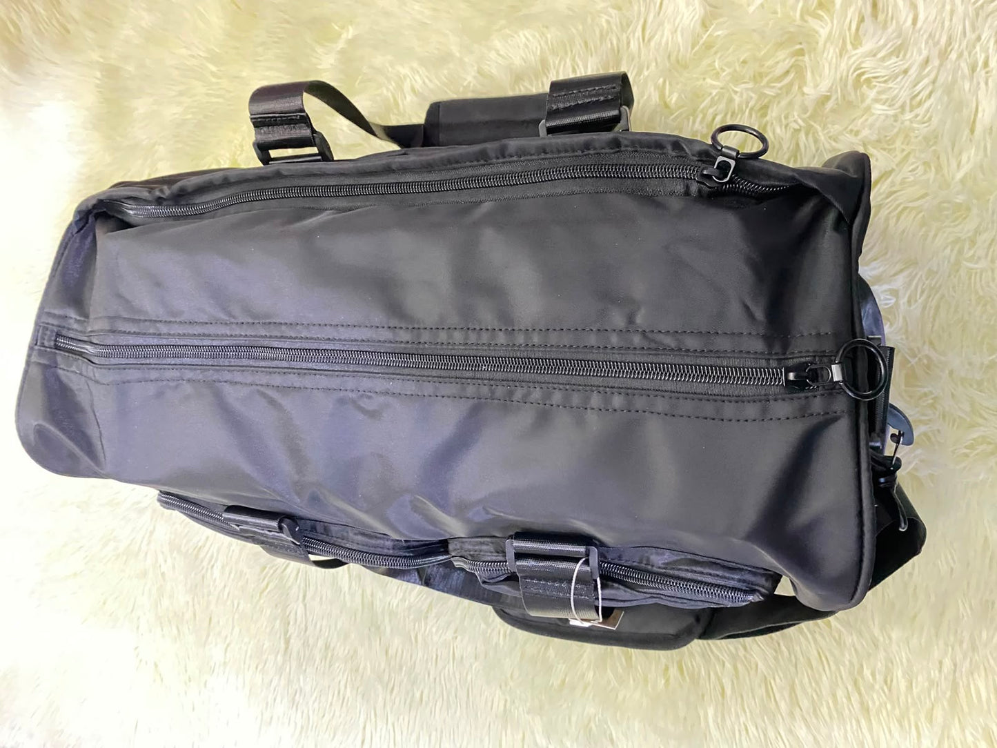 Bulto de viaje o gimnasio, negro con varios compartimentos y lazo adicional