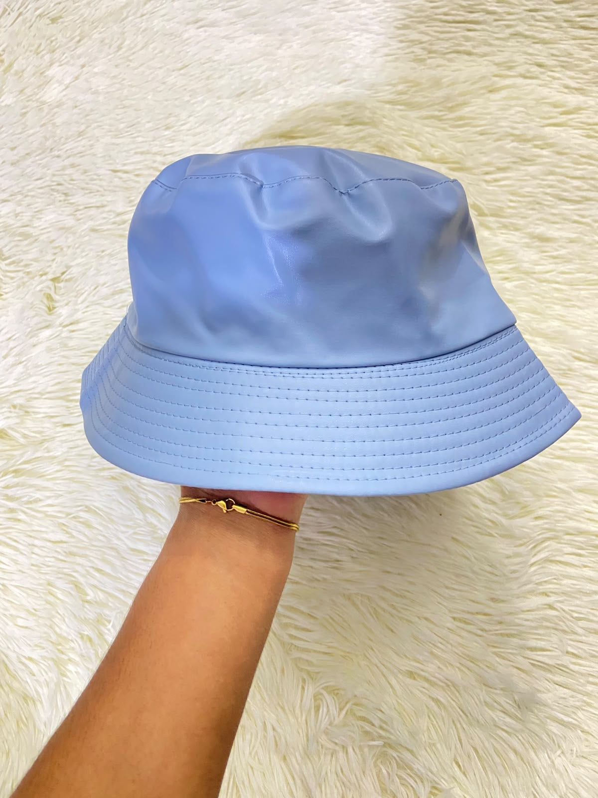 Gorro, en leather color azul y el interior negro.