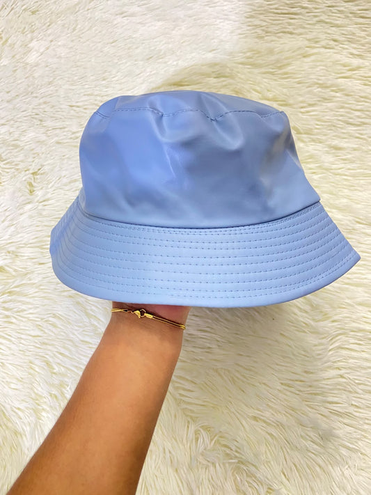 Gorro, en leather color azul y el interior negro.