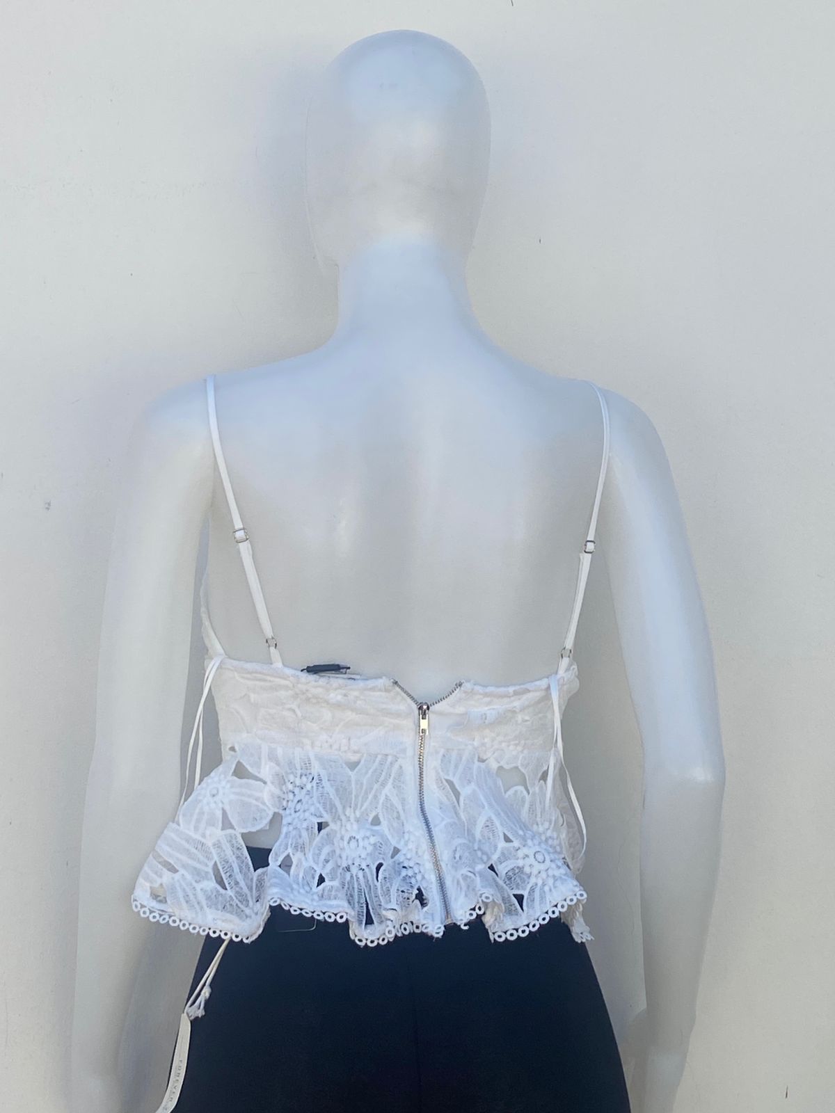 Blusa, blanca en encaje con zipper en la parte trasera.