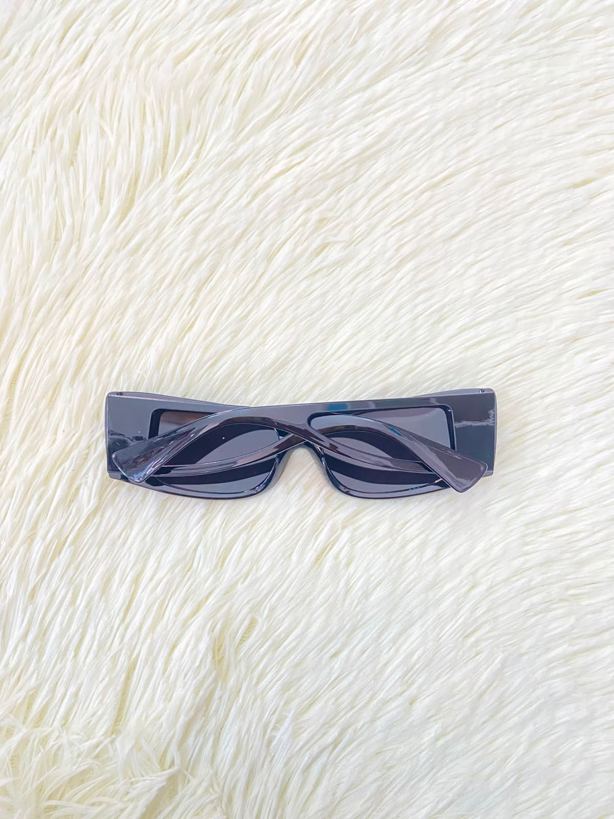 Lentes, negros con micas negras estilo rectangular.