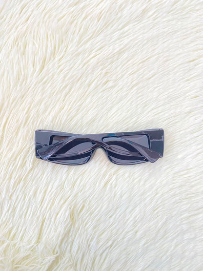 Lentes, negros con micas negras estilo rectangular.