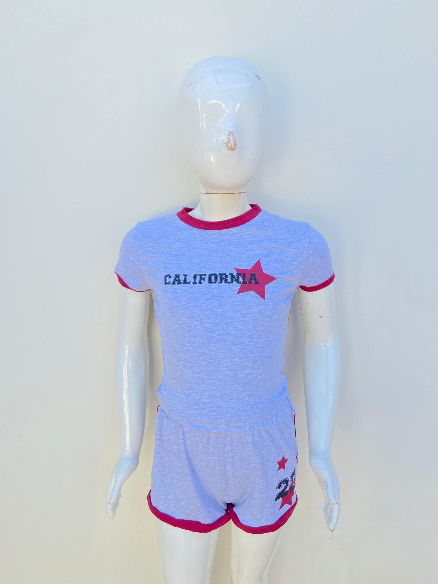 Conjunto Nova Kids original gris con rojo vino y letras CALIFORNIA.